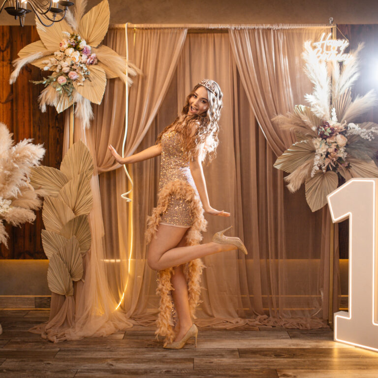 solenizantka na ściance podczas imprezy