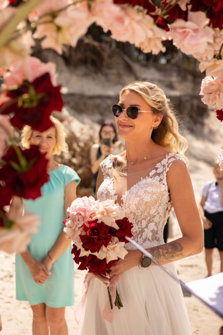 Panna młoda podczas ślubu na plaży