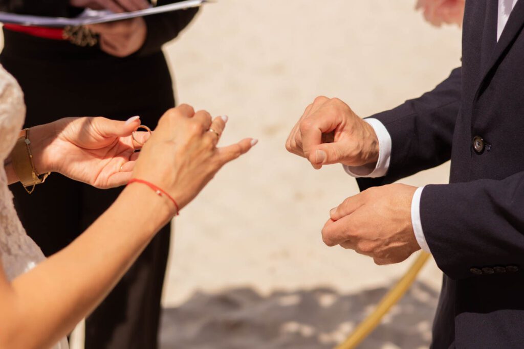 Zakładanie sobie obrączek