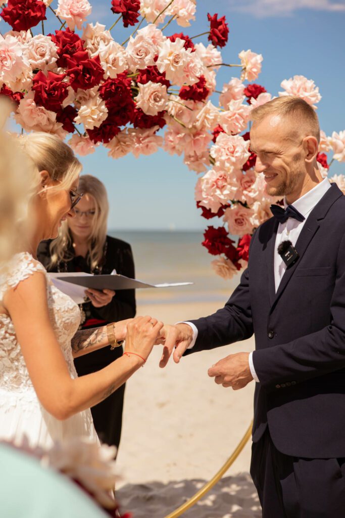 Panna młoda zakłada obrączkę panu młodemu