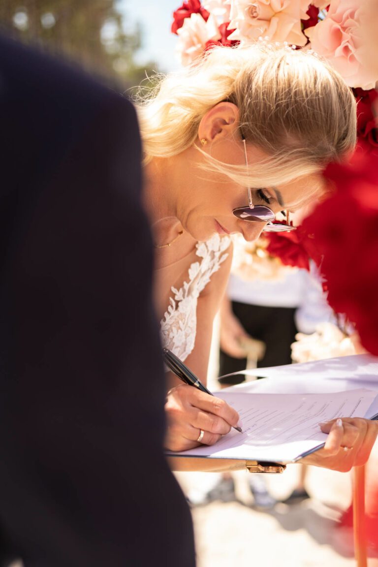 Panna młoda podpisująca dokumenty