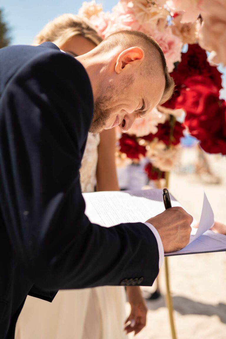 Pan młody podpisujący dokumenty