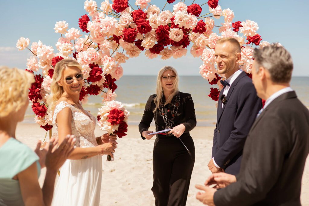 Goście klaszczący po ceremonii zaślubin