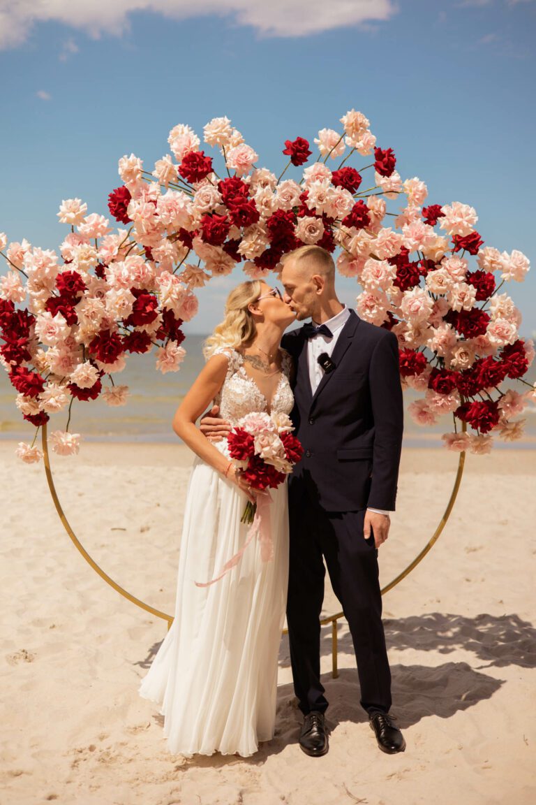 Para młoda na plaży