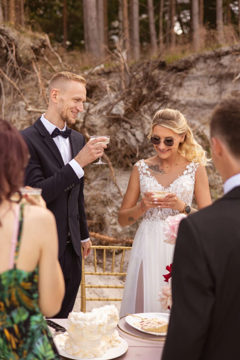 Para młoda wznosi toast szampanem