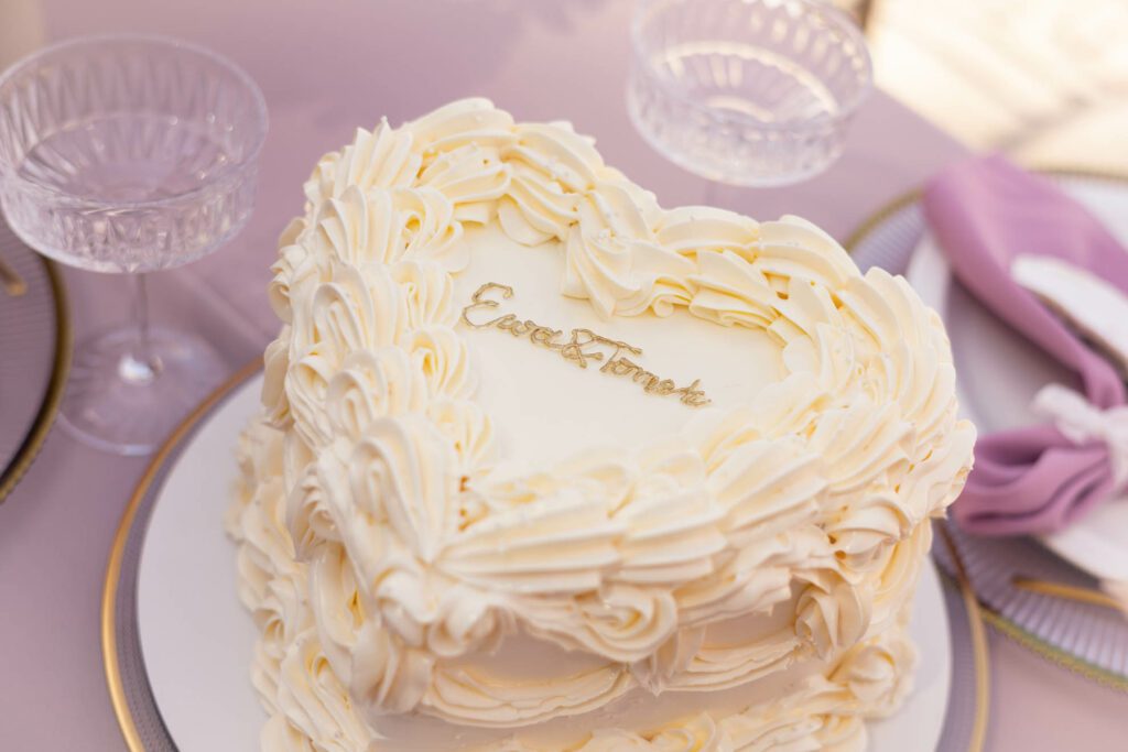 Minimalistyczny tort ślubny w kształcie serca