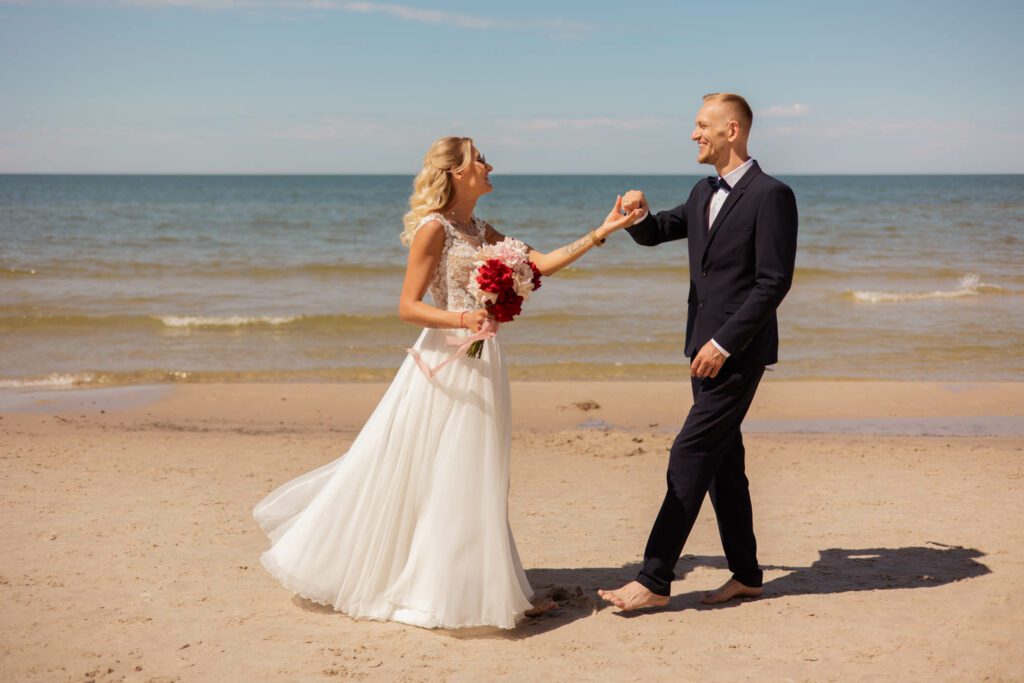 Para młoda tańcząca na plaży