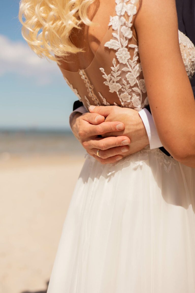 Obrączka na sukni ślubnej