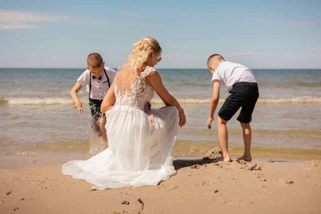 Panna młoda z dziećmi na plaży