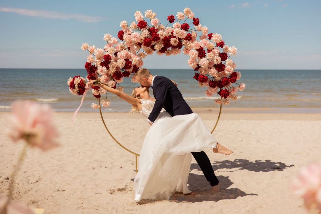 Sesja ślubna aranżowana na plaży