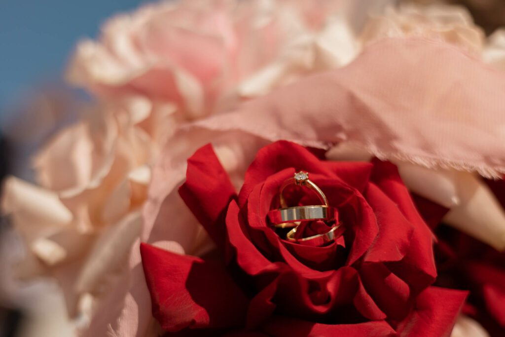 obrączka i pierścionek zaręczynowy w bukiecie ślubnym