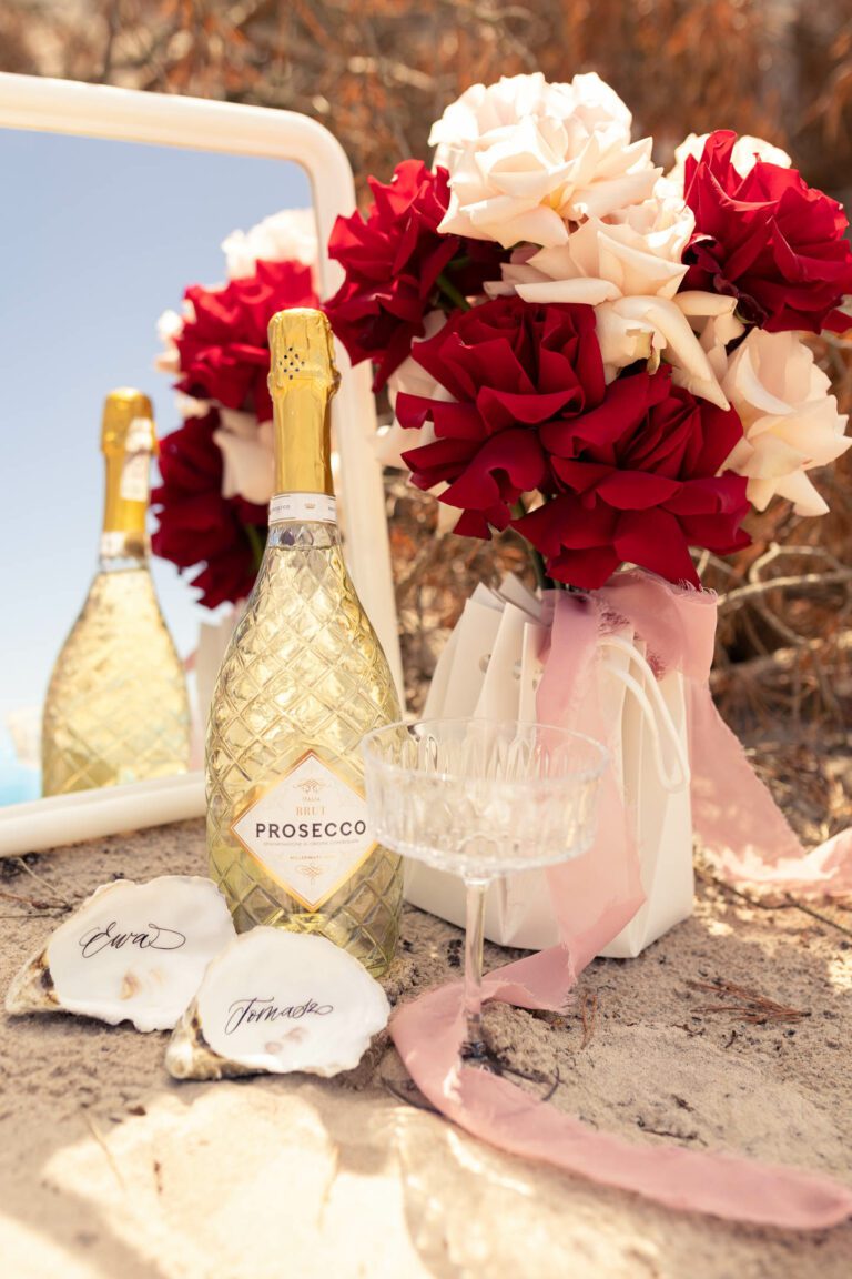 Bukiet ślubny, szampan i winietki