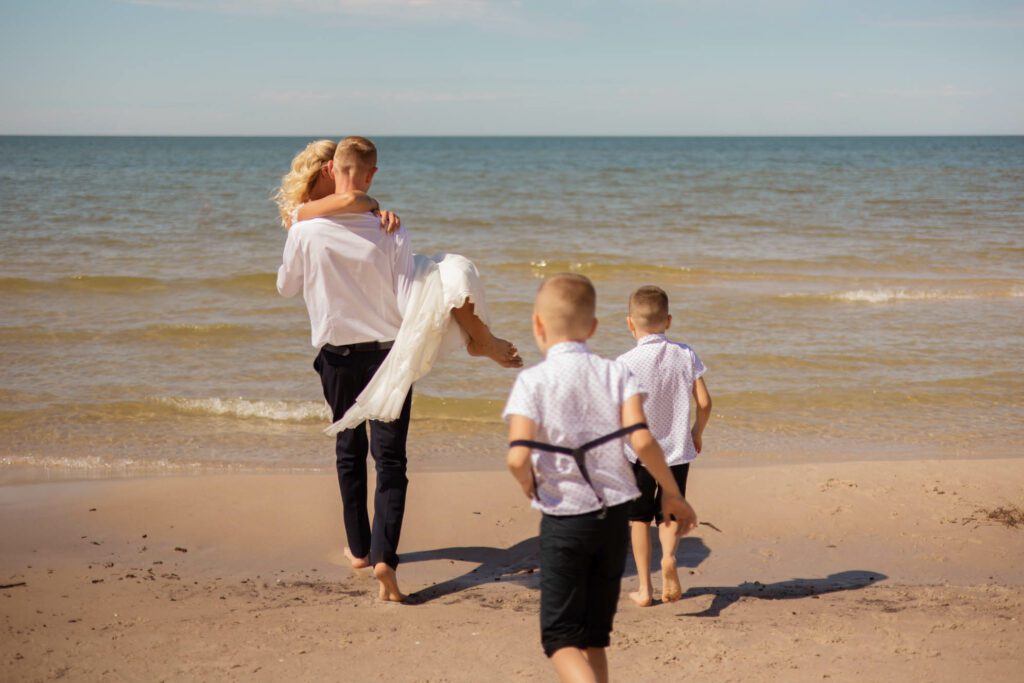 Para młoda z dziećmi podczas sesji na plaży