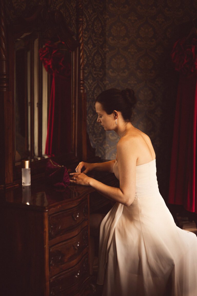 Przygotowania panny młodej do ślubu