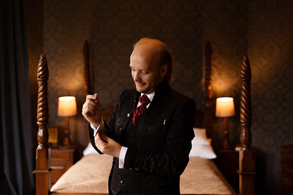 Przygotowania pana młodego do ślubu na Zamku w Rzucewie