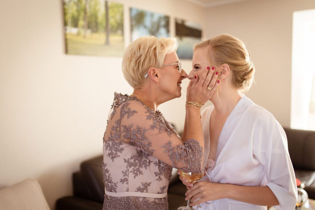 Przygotowania panny młodej z mamą