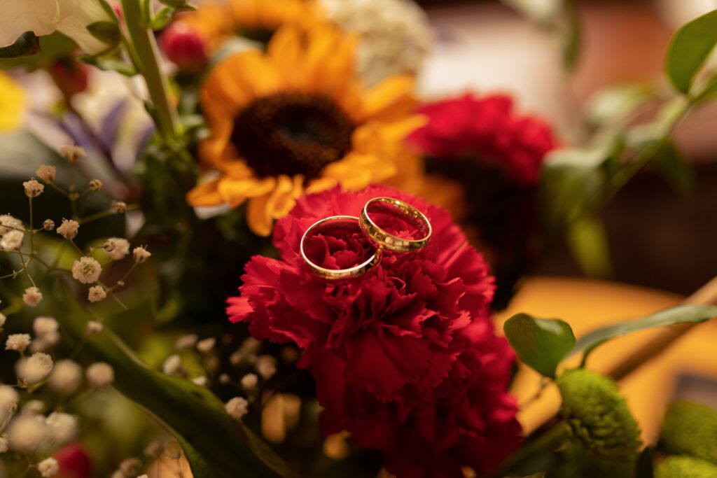 Obrączki i bukiet ślubny