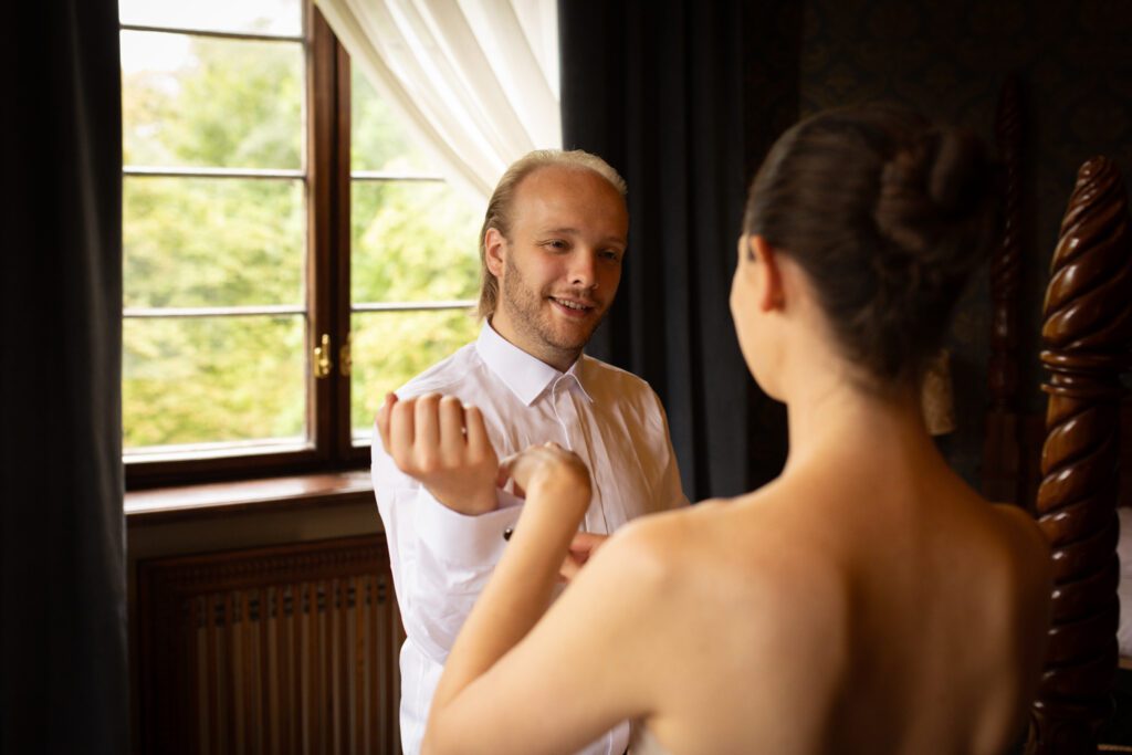 Przygotowania pana młodego do ślubu