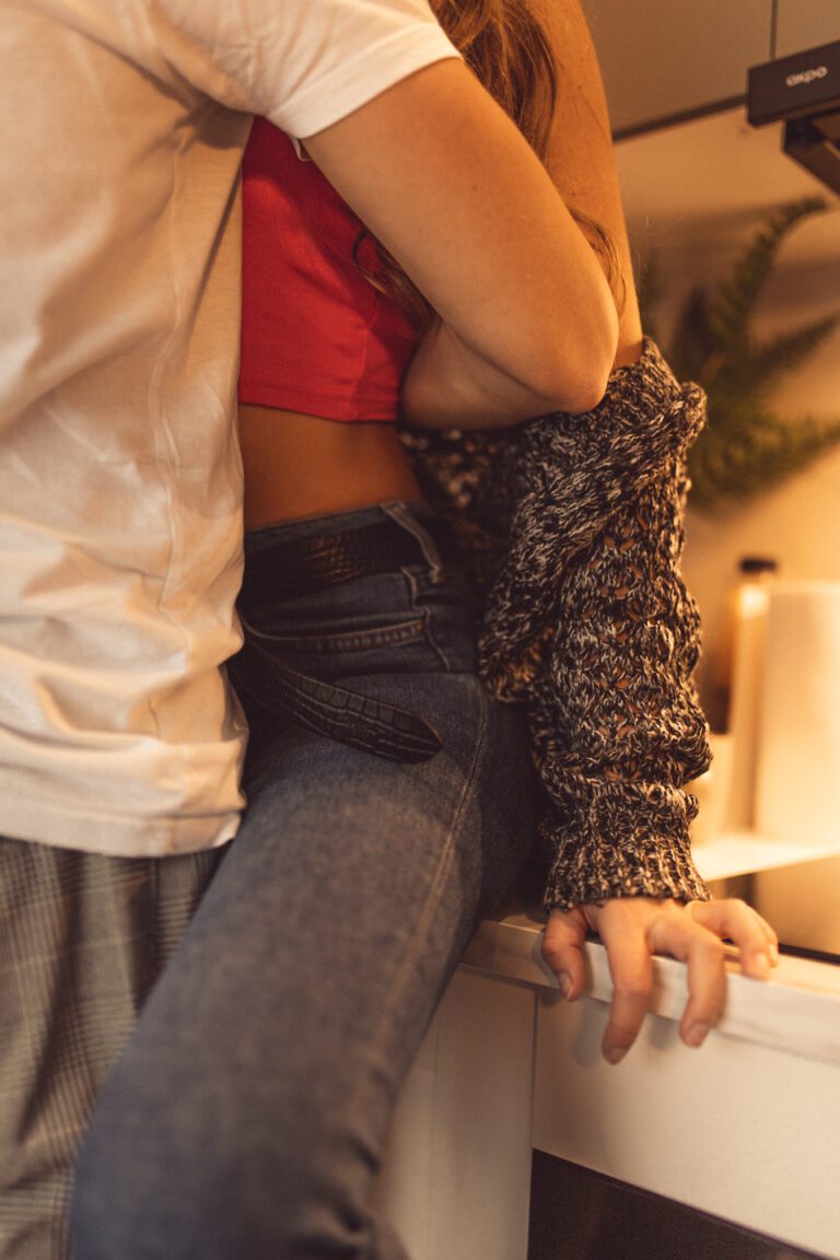 Zakochana para całuje się w kuchni