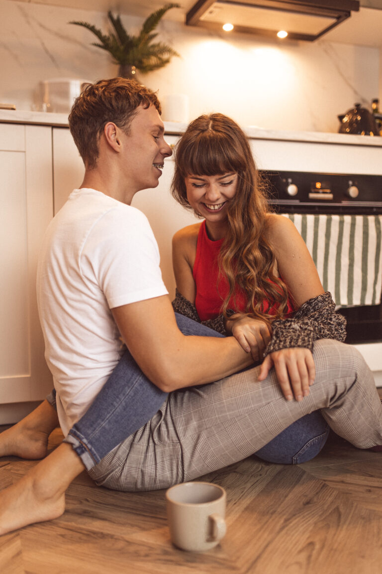 Zakochana para całuje się w kuchni