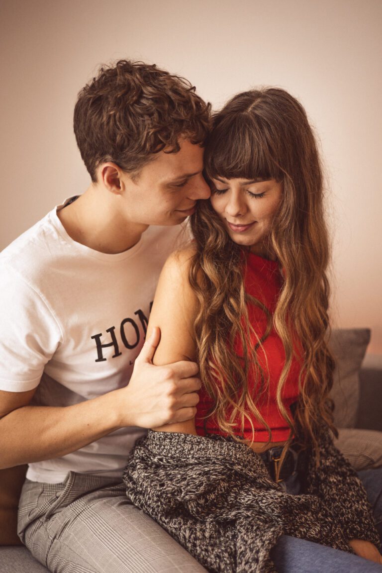 Sesja narzeczeńska w domu