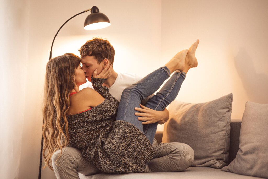 Zakochana para całuje się w kuchni