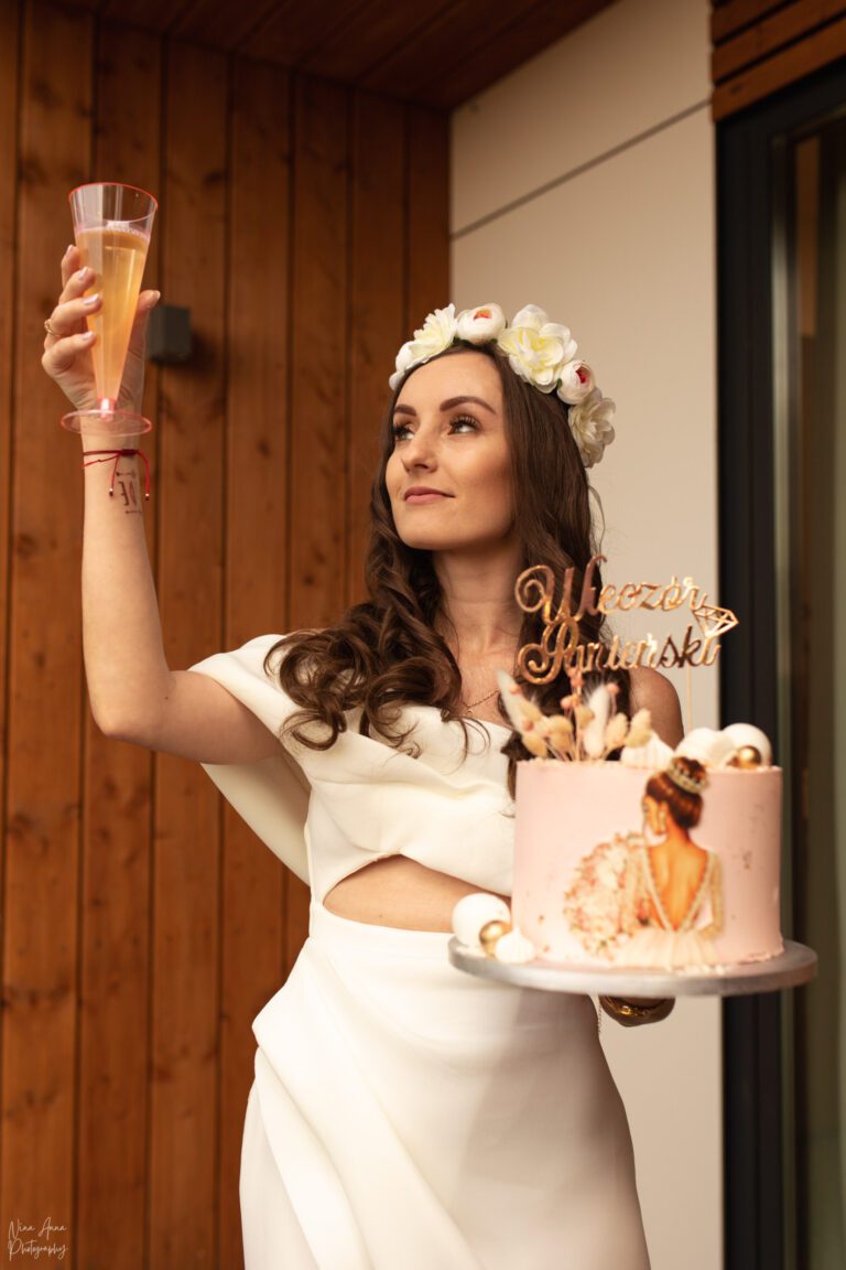 Panna młoda trzymająca tort na wieczorze panieńskim