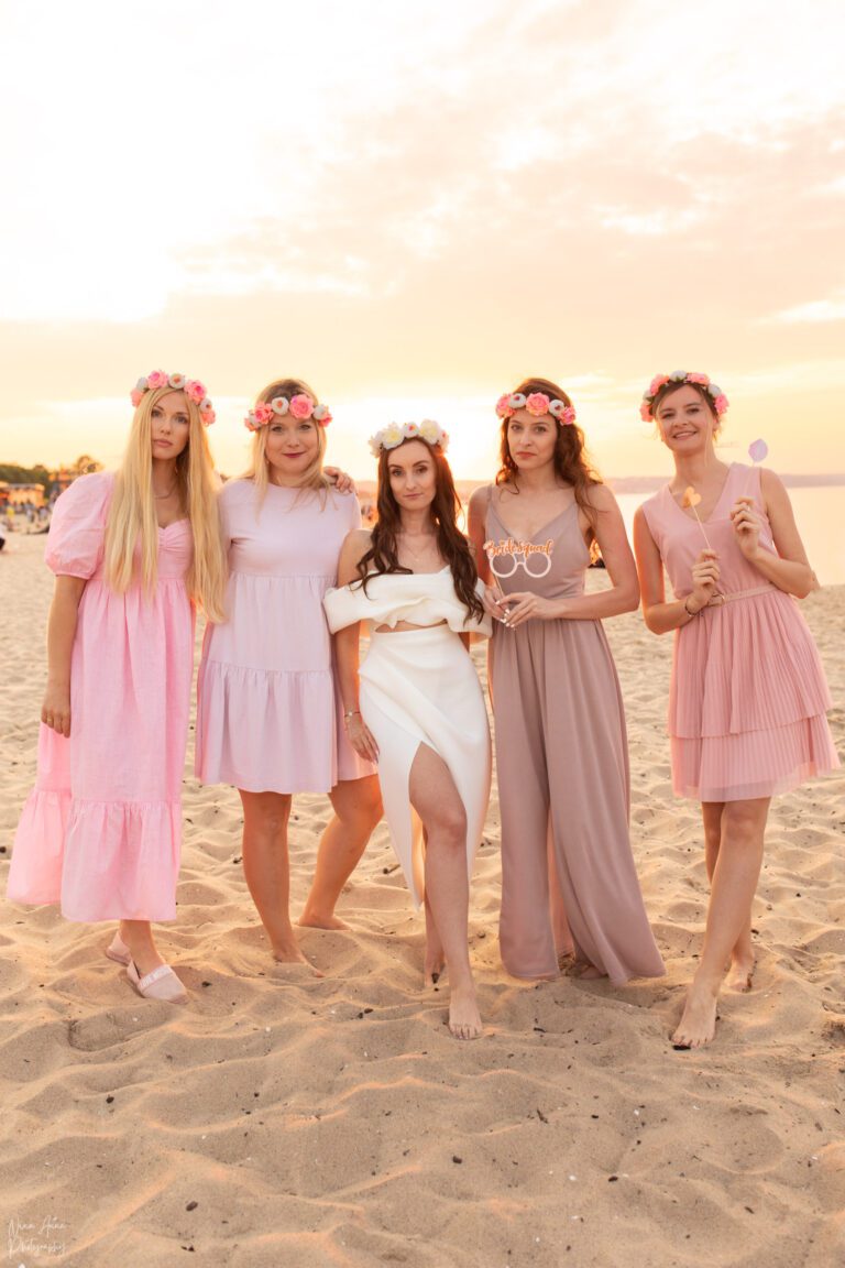 Wieczór panieński na plaży w Gdańsku różowy dress code