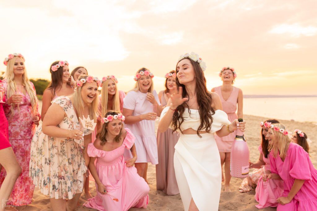 Wieczór panieński na plaży w Gdańsku różowy dress code