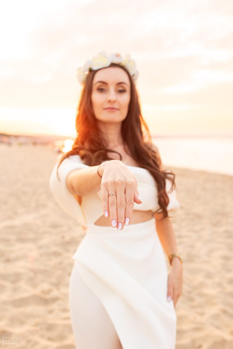 Panna młoda na wieczorze panieńskim na plaży w Gdańsku