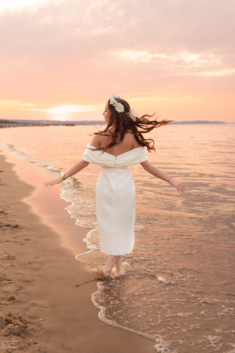 Panna młoda na wieczorze panieńskim na plaży w Gdańsku