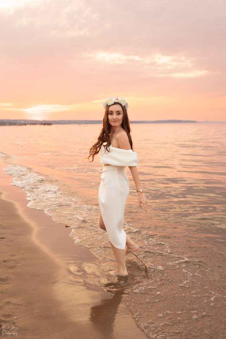 Panna młoda na wieczorze panieńskim na plaży w Gdańsku