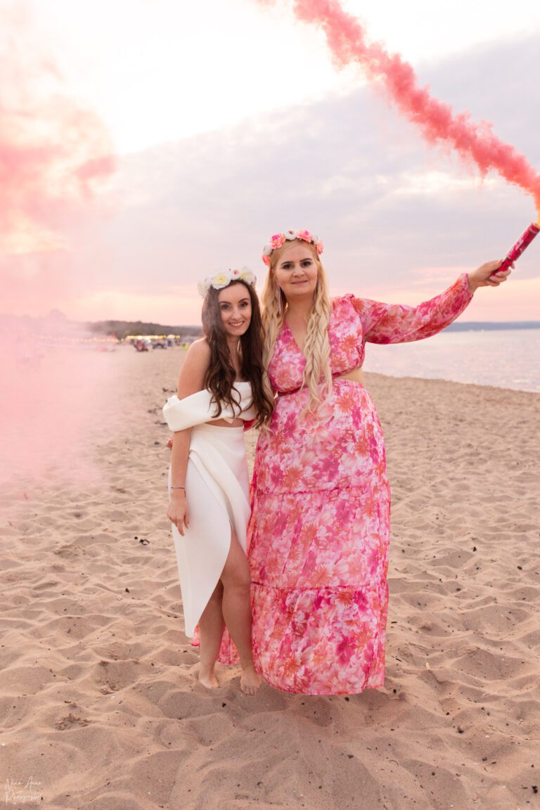 Panna młoda na wieczorze panieńskim na plaży w Gdańsku