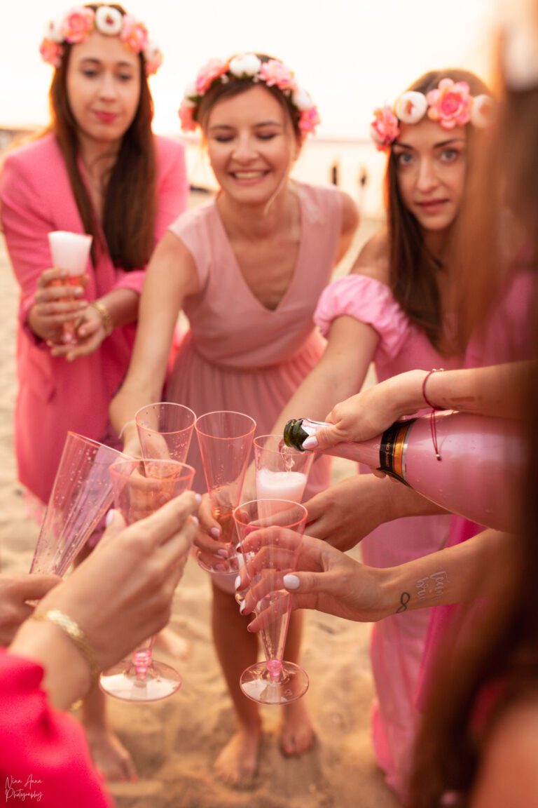 Wieczór panieński na plaży różowy dress code i szampan