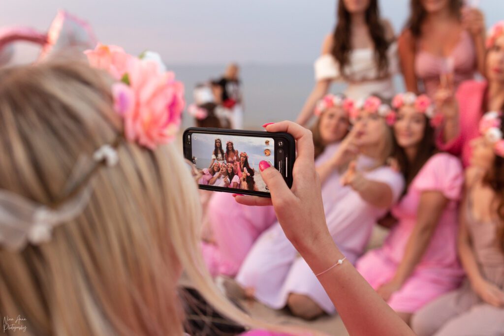 Wieczór panieński na plaży różowy dresscode