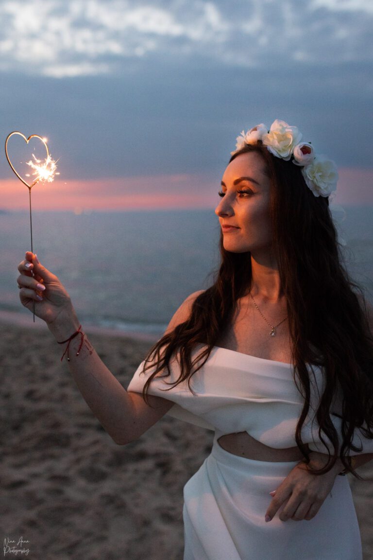 Panna młoda na wieczorze panieńskim na plaży w Gdańsku