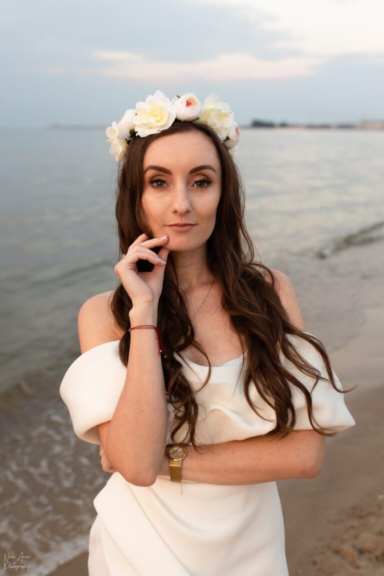 Panna młoda na wieczorze panieńskim na plaży w Gdańsku