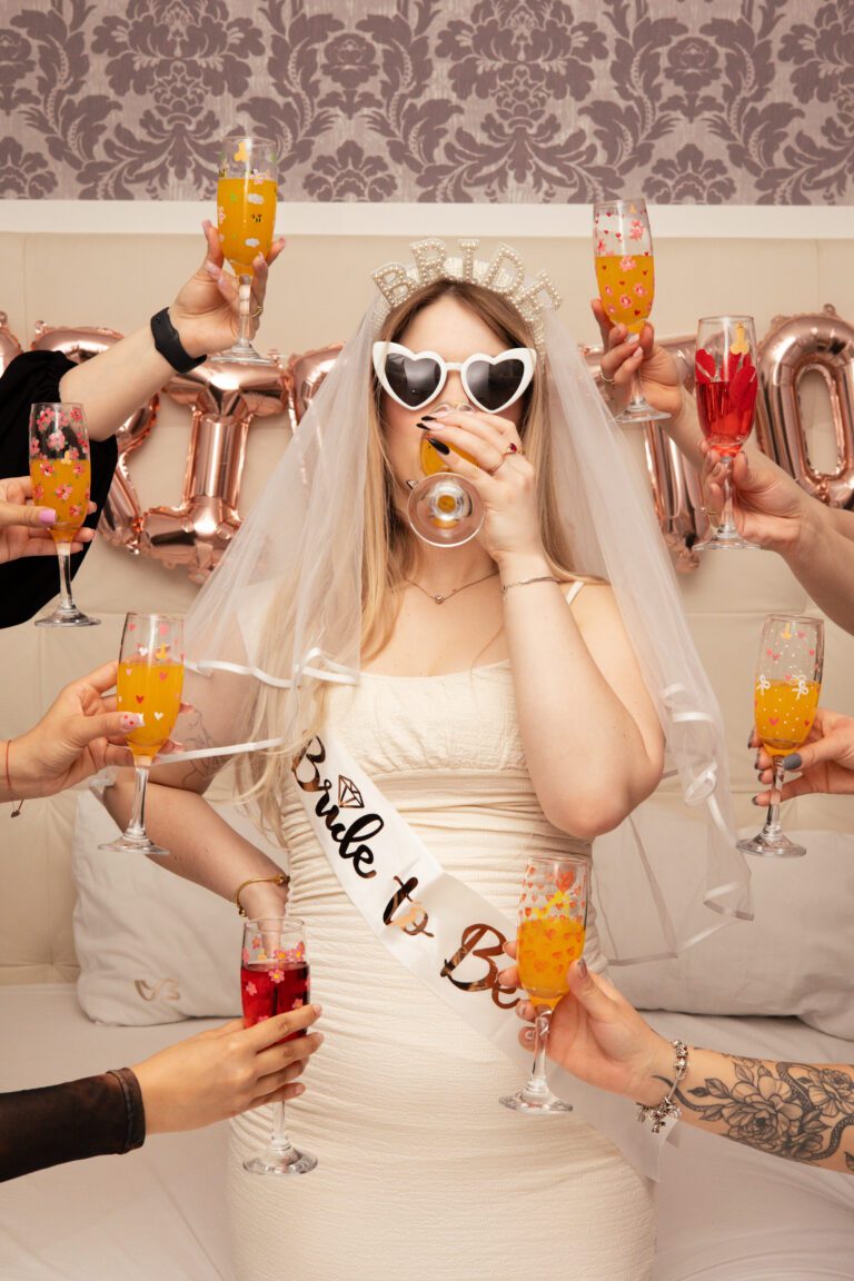 Toast szampanem podczas wieczoru panieńskiego