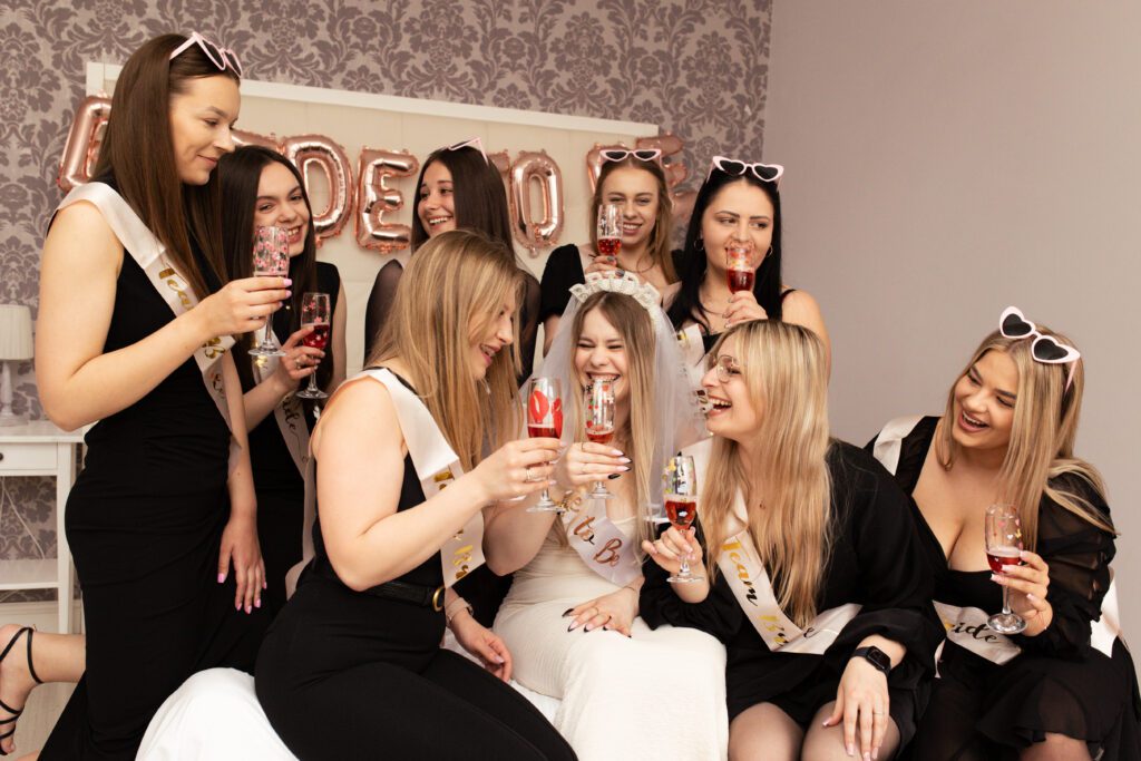 Toast szampanem podczas wieczoru panieńskiego