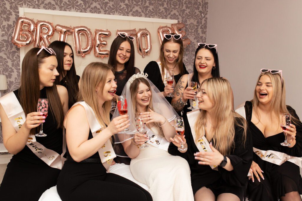 Toast szampanem podczas wieczoru panieńskiego