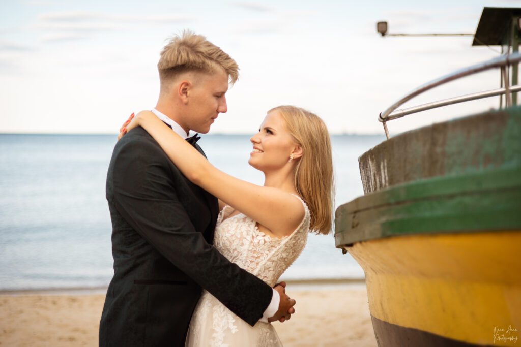 Sesja ślubna na plaży z kutrem rybackim