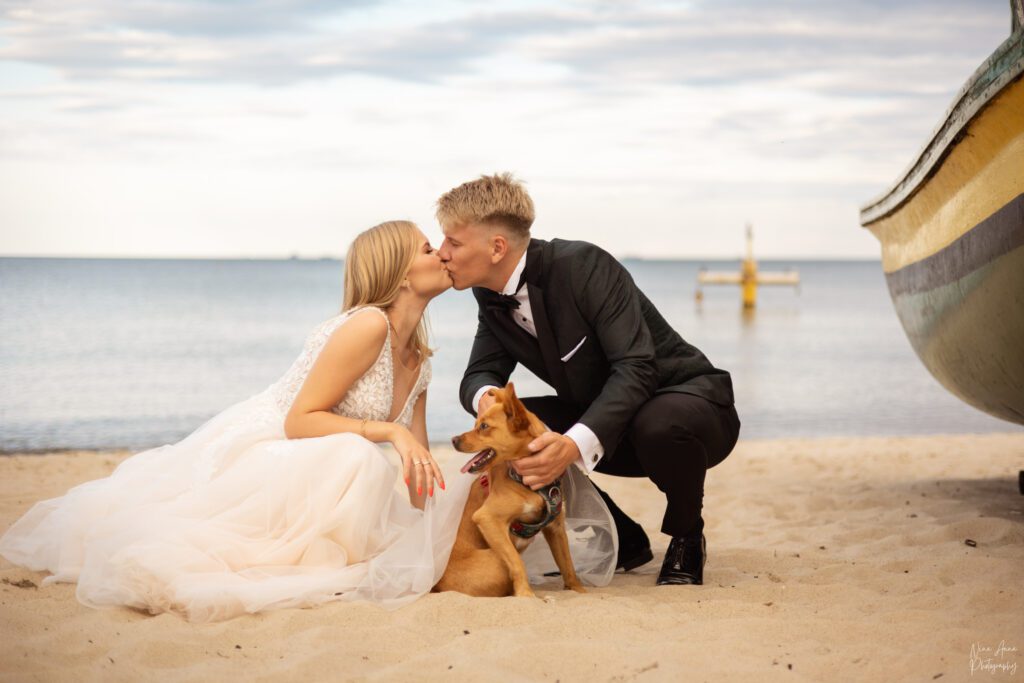 Sesja ślubna na plaży z psem