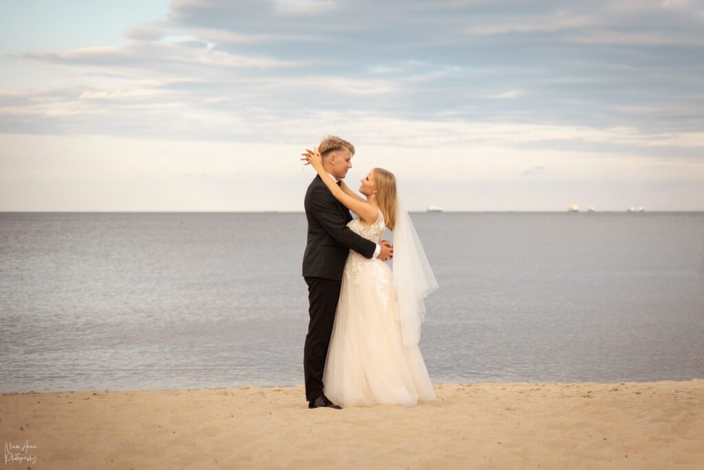 Minimalistyczna sesja ślubna na plaży