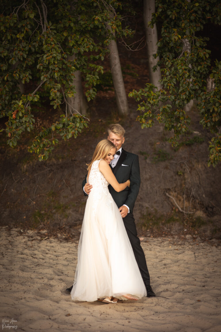 Sesja ślubna na plaży przy klifie w Orłowie
