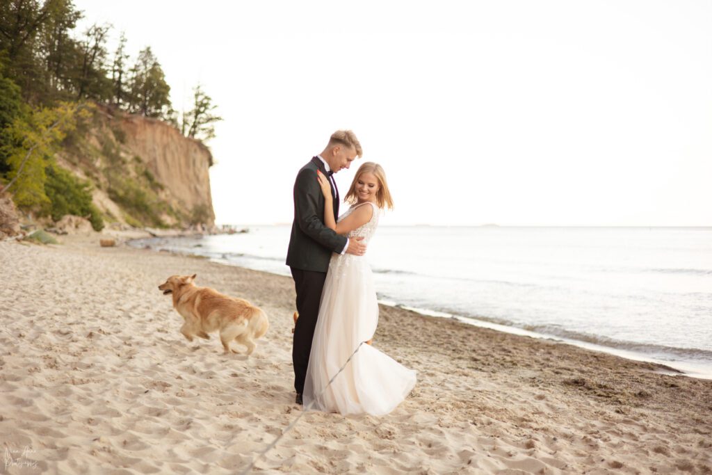 Sesja ślubna na plaży z psem