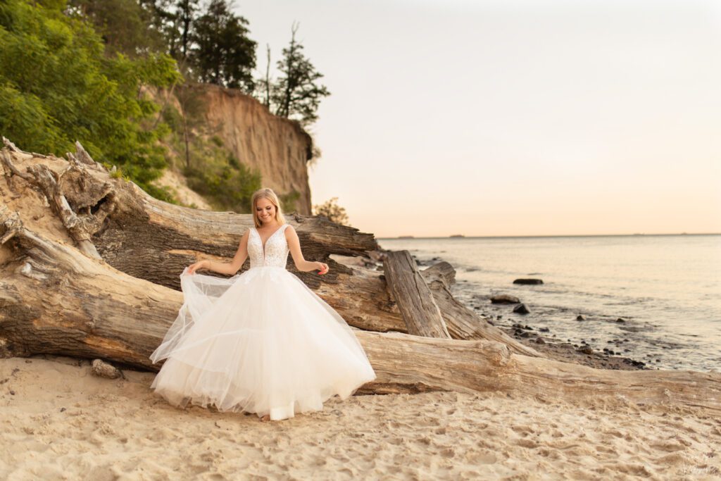 Sesja ślubna na plaży przy klifie w Orłowie