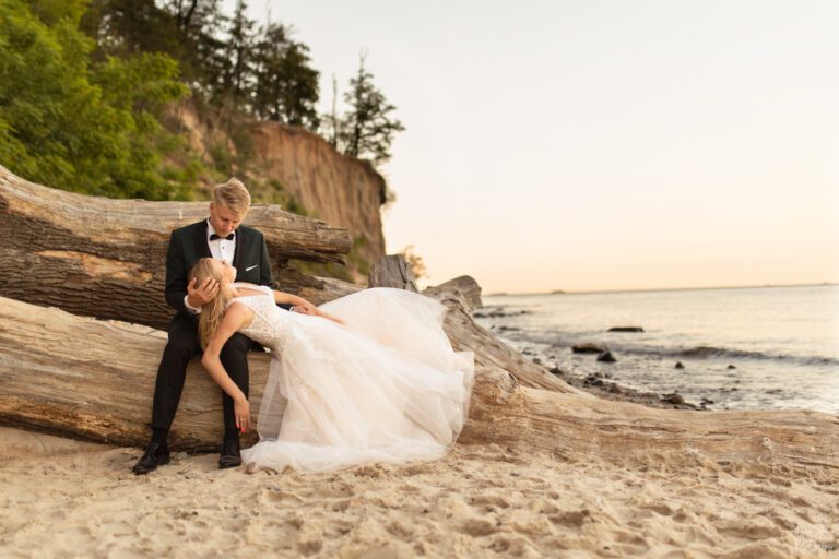 Sesja ślubna na plaży przy klifie w Orłowie