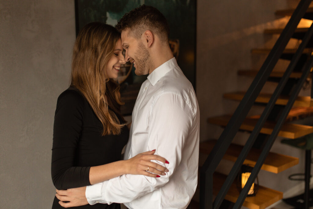 Sesja narzeczeńska w apartamencie