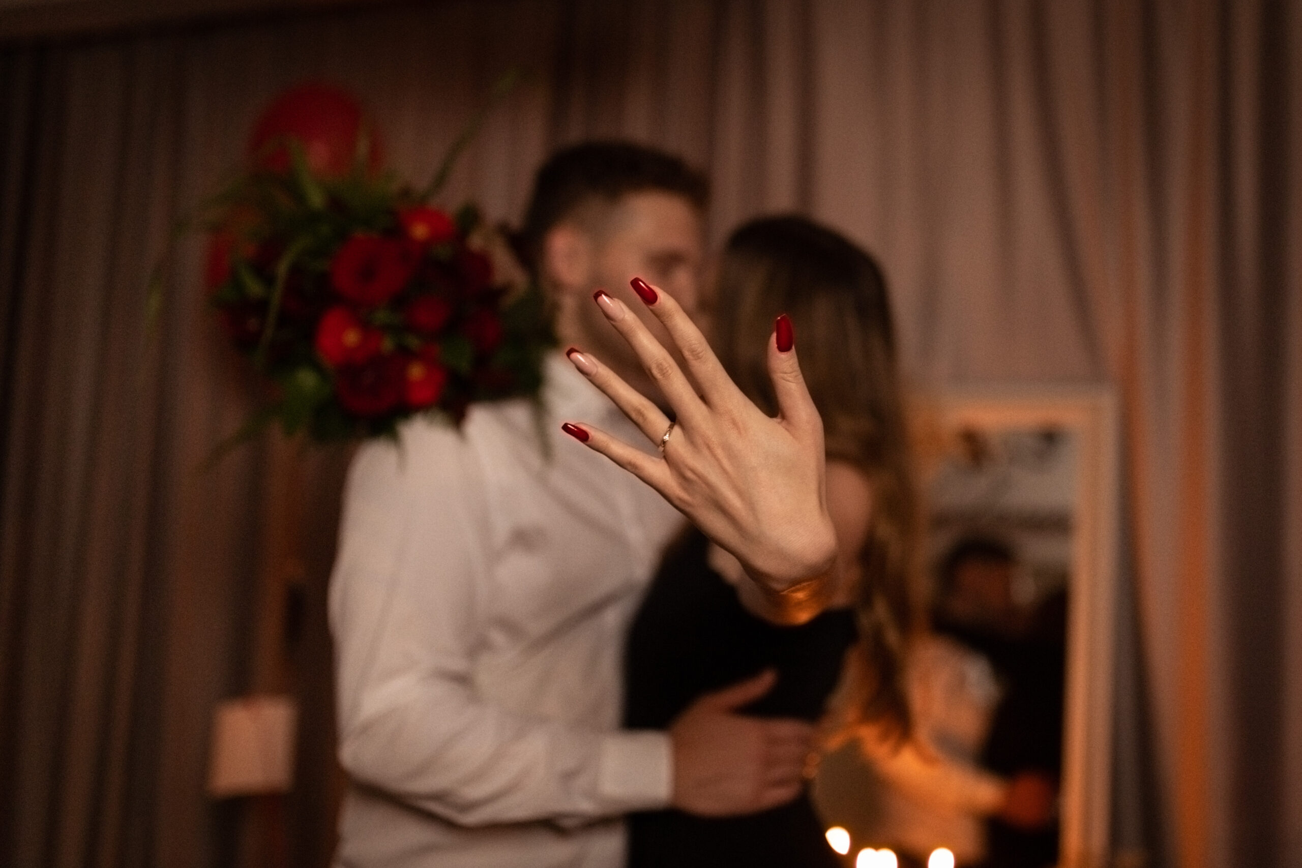 Sesja narzeczeńska w apartamencie