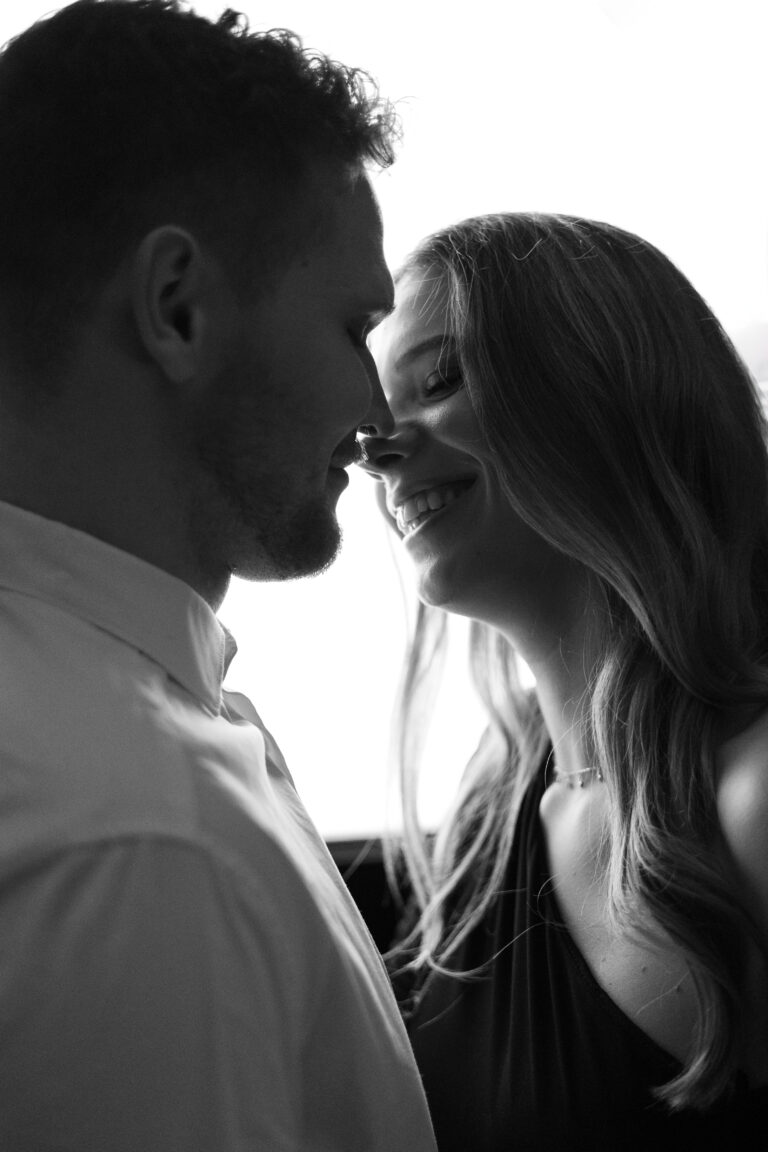 Sesja narzeczeńska w apartamencie